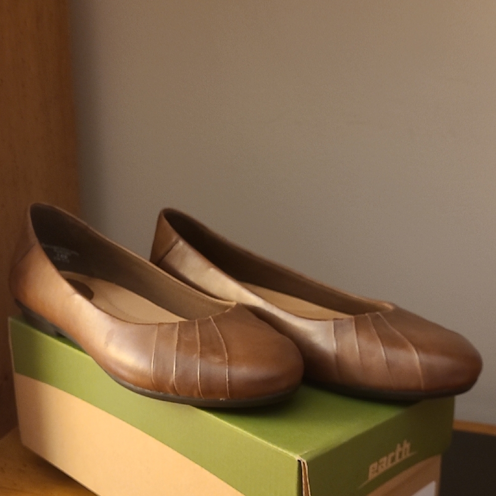 Earth Women's Almond / Brown Leather Flats Size 10 W